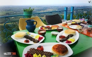 ۱. بهره‌برداری از جاذبه‌های طبیعی و تاریخی